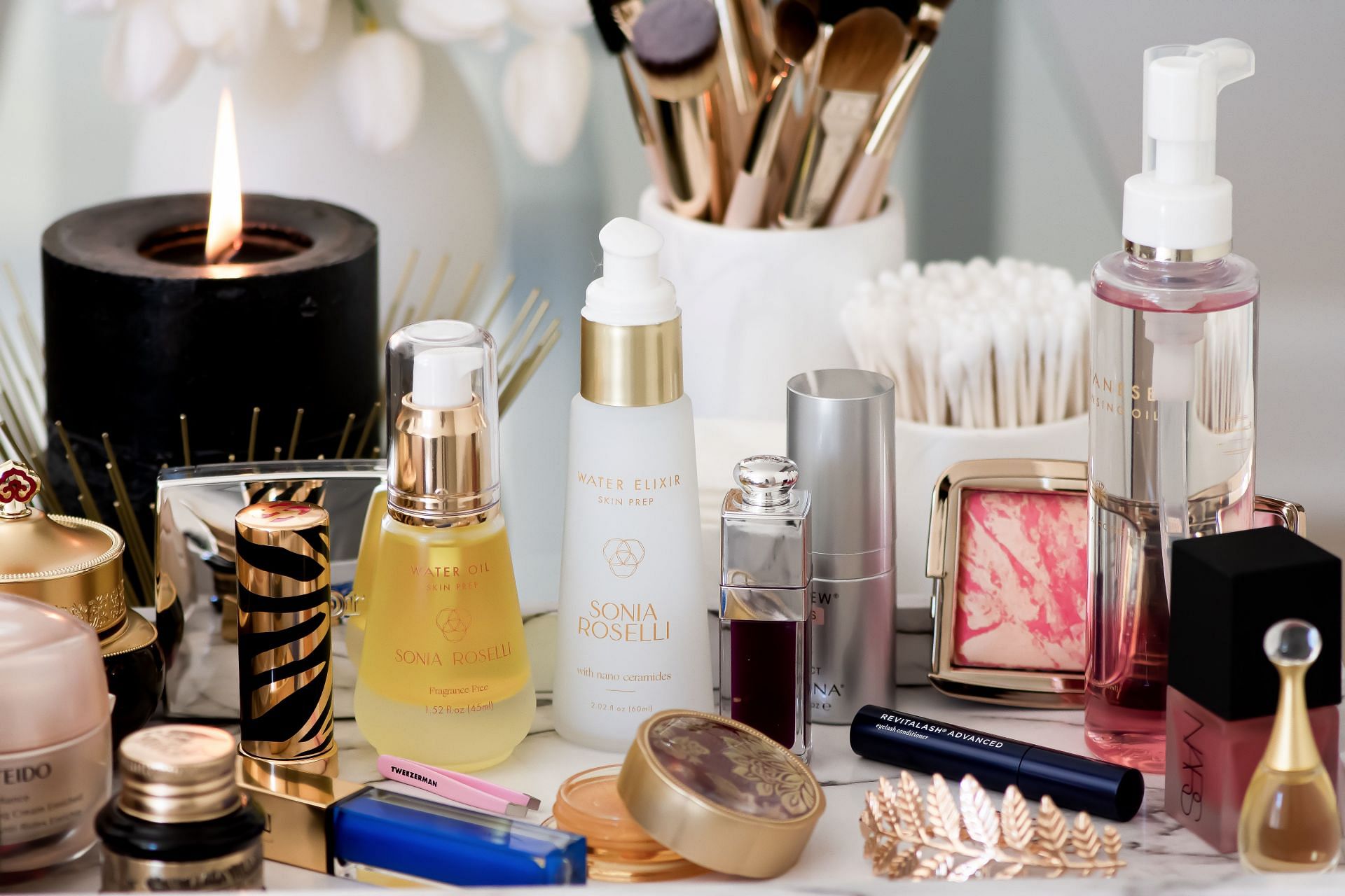 Night skincare routine: Reduces blemishes from your skin. (Image via Unsplash / Sonia Roselli)
